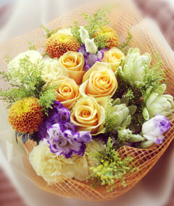 オレンジのバラ・オレンジのピンポンマム・ノーブルリリー・クリーム色のトルコキキョウ・
   紫のトルコキキョウ・ソリダコを使った花束の写真