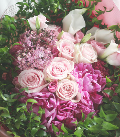 ピンクのバラ・ピンクのカーネーション・白いアンスリューム・スマイラックスを使った花束の写真