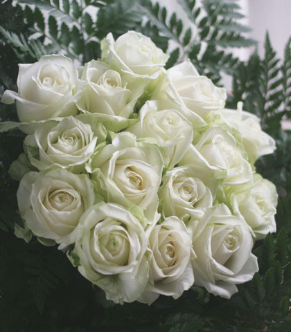 白いバラの花束の写真