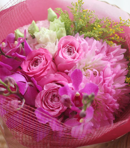 ピンクのバラ・ピンクのダリア・白いトルコキキョウ・赤紫のラン・ソリダコを使った花束の写真