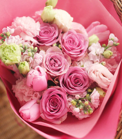 ピンクのバラ・ピンクのチューリップ・ピンクのトルコキキョウを使った花束の写真